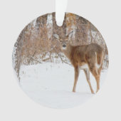 冬の白いSnowy分野のボタンの木びき台のシカ オーナメント (正面)