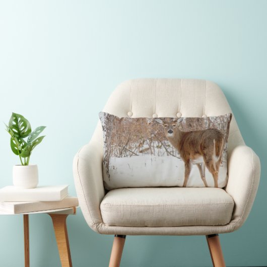 冬の白いSnowy分野のボタンの木びき台のシカ ランバークッション (椅子)