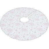 冬の白にかわいらしピンクのクリスマスの雪の結晶 ブラッシュドポリエステルツリースカート (アングル)