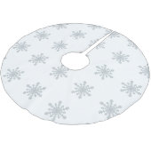 冬の白の銀によって着色される雪片 ブラッシュドポリエステルツリースカート (アングル)