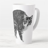 冬の窓辺のタビー猫の輝き カフェラテマグ (右アングル)