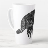 冬の窓辺のタビー猫の輝き カフェラテマグ (左アングル)