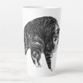 冬の窓辺のタビー猫の輝き カフェラテマグ (正面)