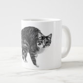 冬の窓辺のタビー猫の輝き ジャンボコーヒーマグカップ (正面右)