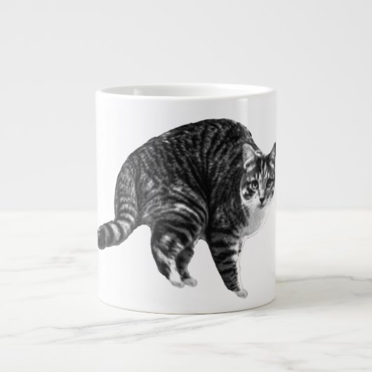 冬の窓辺のタビー猫の輝き ジャンボコーヒーマグカップ (正面)
