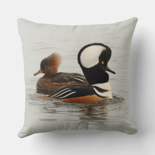 冬の素晴らし池でパーフード付きメルガンサーアヒル クッション (裏面)