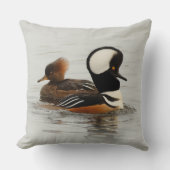 冬の素晴らし池でパーフード付きメルガンサーアヒル クッション (正面)