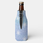 冬の紫と青空 白い雪の結晶 ドット ボトルクーラー (ボトル裏面)