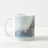 冬の終わりにカチキンを持つプッシー柳の枝 コーヒーマグカップ (左)