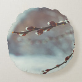 冬の終わりにカチキンを持つプッシー柳の枝 ラウンドクッション