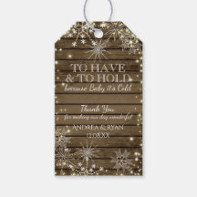 冬の結婚式の雪と納屋の木