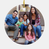 冬の緑の初めてのクリスマスの新しいホームフォト セラミックオーナメント (裏面)