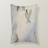 冬の羽毛のライチョウが雪を飛び越える アクセントクッション (正面(垂直))