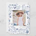 冬の花束 | Hanukkahフォトカード シーズンカード<br><div class="desc">ハヌカエレガントーの写真カードはお気に入りの、繊細な青い植物性の葉と小さな水色の花に囲ま縁どれた縦型またはポートレート型の写真を備えている。あなたのカスタム写真の下にシックな灰色のレタリングで休日の挨拶と家族の名前や名前が表示される。2枚の追加の写真と個人メッセージで背面をパーソナライズ。</div>
