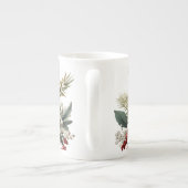 冬の花模様緑の赤の白を拡大 ボーンチャイナマグカップ (裏面)