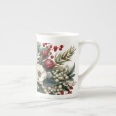 冬の花模様緑の赤の白を拡大 ボーンチャイナマグカップ (右)