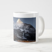 冬の荒野の山の風景マグカップ ジャンボコーヒーマグカップ (正面右)
