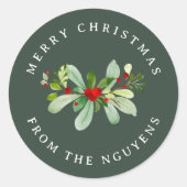冬の葉の緑のメリークリスマスと家族の名前 ラウンドシール (正面)