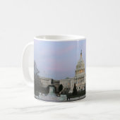 冬の薄暗がりの米国の国会議事堂 コーヒーマグカップ (正面左)