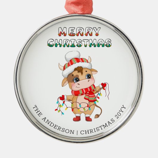 冬の衣装を着た可愛いクリスマスカウズ メタルオーナメント (正面)