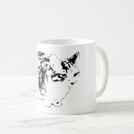 冬の見張りをするふわふわのトラ猫 コーヒーマグカップ (正面右)