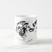 冬の見張りをするふわふわのトラ猫 コーヒーマグカップ (中央)