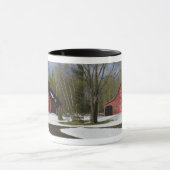 冬の赤い納屋 マグカップ (中央)