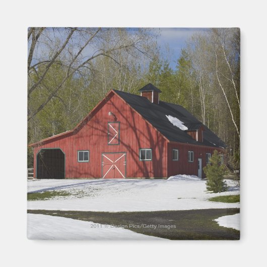 冬の赤い納屋 マグネット (正面)