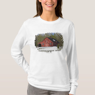 冬の赤い納屋 Tシャツ