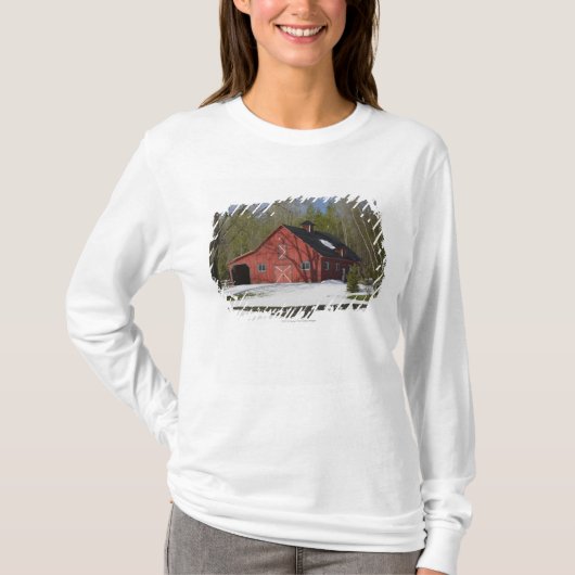 冬の赤い納屋 Tシャツ (正面)