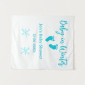 冬の赤ちゃんのベイビーシャワー 青い赤ちゃんの足の雪の結晶 タペストリー (正面(横))