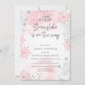 冬の赤ちゃんシャワーの途中にあるピンクのスノーフレーク 招待状 (正面)