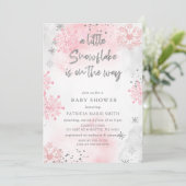 冬の赤ちゃんシャワーの途中にあるピンクのスノーフレーク 招待状 (スタンド正面)