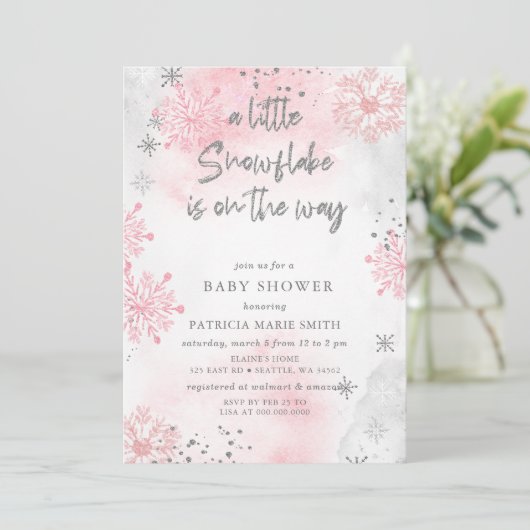 冬の赤ちゃんシャワーの途中にあるピンクのスノーフレーク 招待状 (スタンド正面)