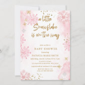 冬の赤ちゃんシャワーの途中にあるピンクのスノーフレーク 招待状 (正面)