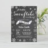 冬の赤ちゃんシャワー白いスノーフレークチョークボード 招待状 (スタンド正面)