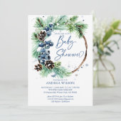 冬の赤ちゃんシャワー雪の松のリースほこりっぽい青 招待状 (スタンド正面)