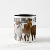 冬の走の景色 ツートーンマグカップ (中央)