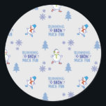 冬の走雪だるま- Christmas Tree ラウンドシール<br><div class="desc">Snow Much走おもしろい – 寒い天気、雪の結晶と冬の雪だるま走、クロスカントリーコース、屋内トラックやフィールドやマラソンのランナーを明るくするクリスマスツリー。>理想的な意欲を起こ冬の温走度を活かして走り回ろう！>カスタマイズ！名前をカスタムする、写真、または文字の追加</div>