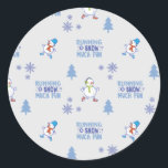 冬の走雪だるま- Christmas Tree ラウンドシール<br><div class="desc">Snow Much走おもしろい – 寒い天気、雪の結晶と冬の雪だるま走、クロスカントリーコース、屋内トラックやフィールドやマラソンのランナーを明るくするクリスマスツリー。>理想的な意欲を起こ冬の温走度を活かして走り回ろう！>カスタマイズ！名前をカスタムする、写真、または文字の追加</div>