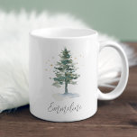 冬の輝く松の木のクリスマスパーソナライズされた コーヒーマグカップ<br><div class="desc">このフェスティバルとマグカップは私たちの冬の豪華な休日のパーティーのコレクションに合うように設計さエレガントれ、あなたの文字や名前を特徴としカスタムて、黄金の星と消音したハンターグリーンに水色の松の木がトッピング。</div>