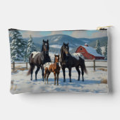 冬の農園で黒いアパロオーサの馬 アクセサリーポーチ (裏面)