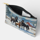 冬の農園で黒いアパロオーサの馬 アクセサリーポーチ (見開き)