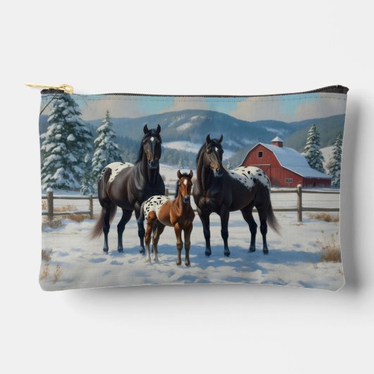 冬の農園で黒いアパロオーサの馬 アクセサリーポーチ (正面)