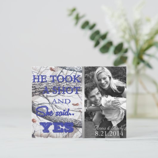 冬の迷彩柄日付の結婚はがきを保存 案内ポストカード (スタンド正面)