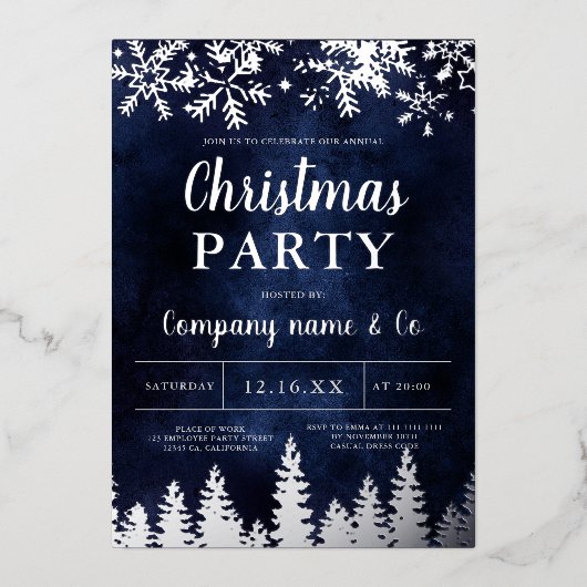 冬の銀の雪の松のネイビー企業のクリスマス 箔シーズンカード (正面)