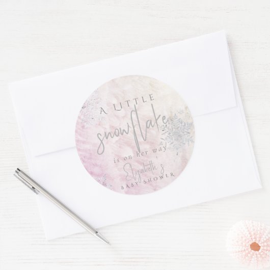 冬の銀凍っていのスノーフレークピンクの赤ちゃんシャワー ラウンドシール (封筒)