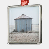 冬の間に古い風化した穀物ビン メタルオーナメント (左)