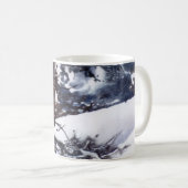 冬の雪が冬の暗い松の木のマグカップを覆った コーヒーマグカップ (正面右)