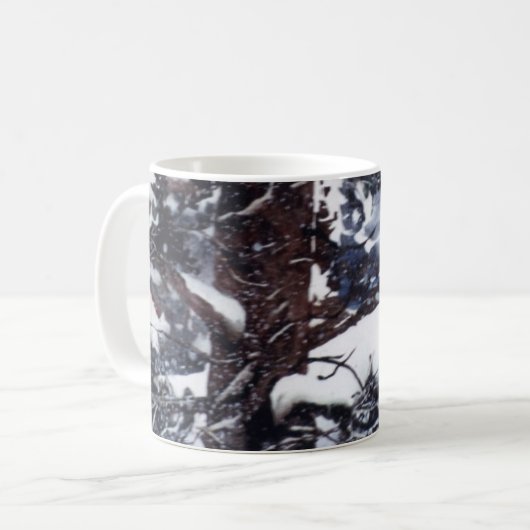 冬の雪が冬の暗い松の木のマグカップを覆った コーヒーマグカップ (正面左)